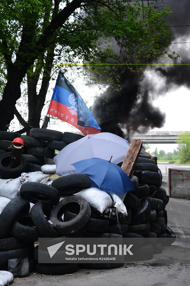 Checkpoint set on fire in Donetsk