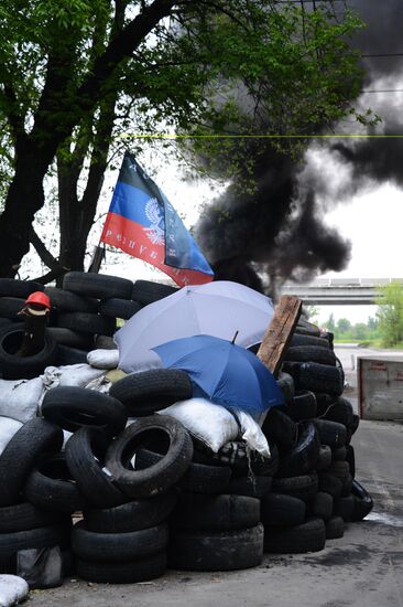 Checkpoint set on fire in Donetsk