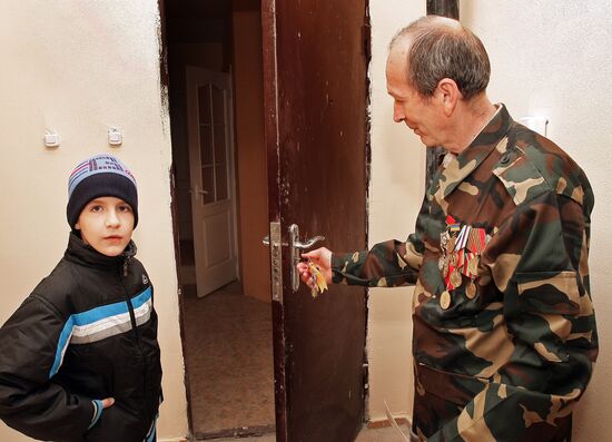 Members of deported ehtnicities are given keys to new apartments
