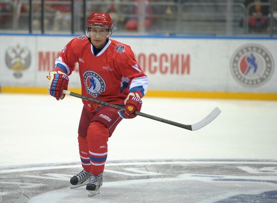 Vladimir Putin takes part in gala match at Russian Amateur Ice Hockey Festival