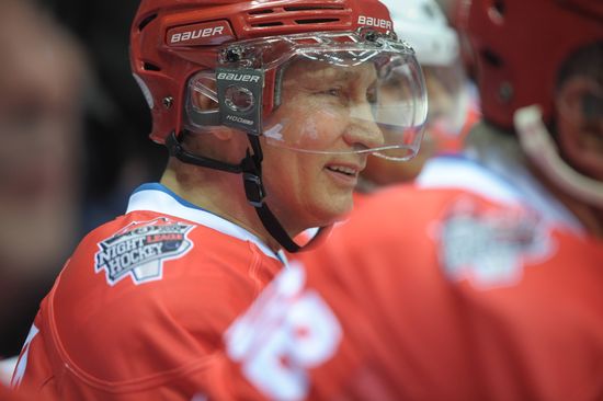 Vladimir Putin takes part in gala match at Russian Amateur Ice Hockey Festival