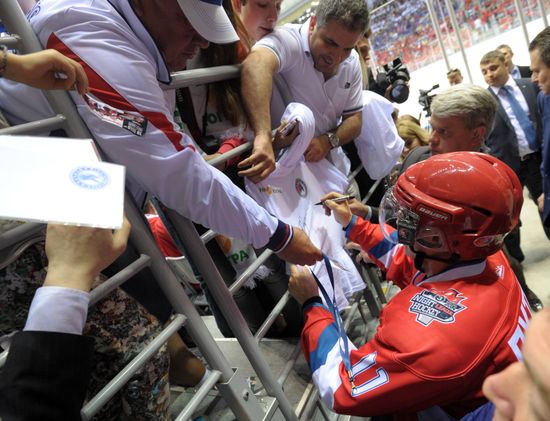 Vladimir Putin takes part in gala match at Russian Amateur Ice Hockey Festival