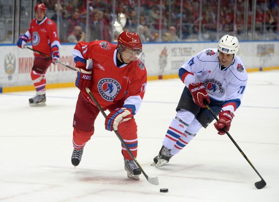 Vladimir Putin takes part in gala match at Russian Amateur Ice Hockey Festival