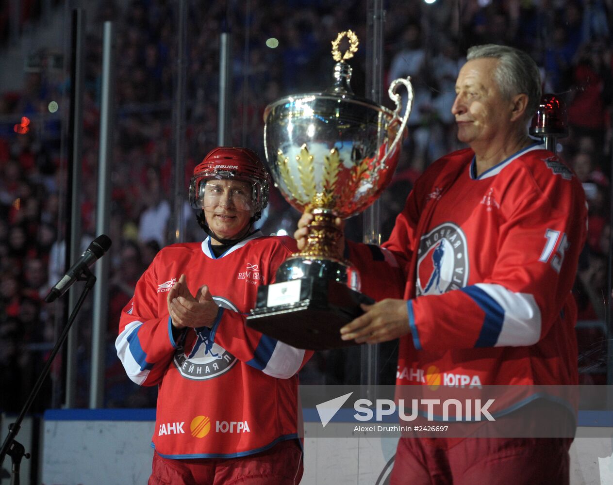 Vladimir Putin takes part in gala match at Russian Amateur Ice Hockey Festival