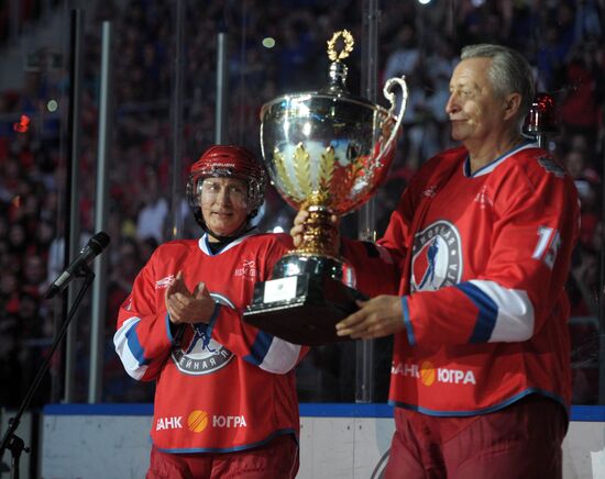 Vladimir Putin takes part in gala match at Russian Amateur Ice Hockey Festival