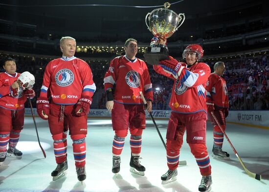 Vladimir Putin takes part in gala match at Russian Amateur Ice Hockey Festival