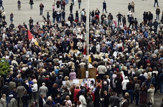 Odessa residents mourn outside Trade Unions House