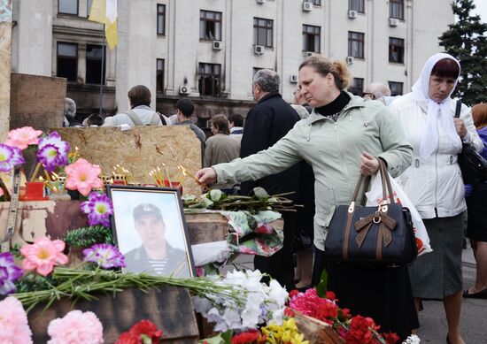 Odessa residents mourn outside Trade Unions House