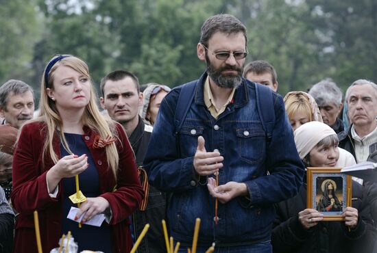 Odessa residents mourn outside Trade Unions House