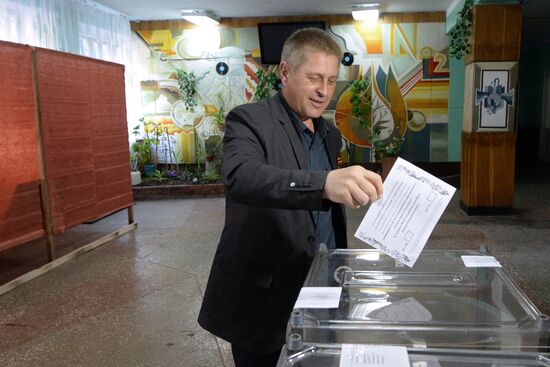 Donetsk and Lugansk regions hold referendum on self-determination