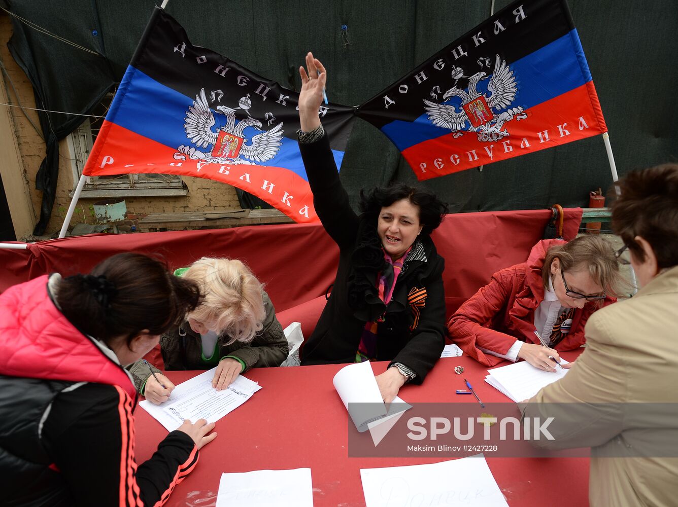 Residents of south-east Ukraine vote in referendum in Moscow