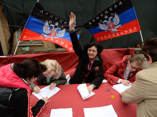Residents of south-east Ukraine vote in referendum in Moscow