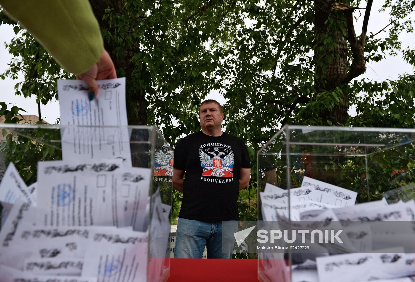 Residents of south-east Ukraine vote in referendum in Moscow