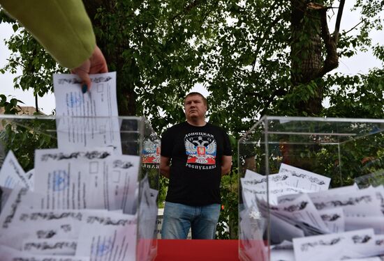Residents of south-east Ukraine vote in referendum in Moscow