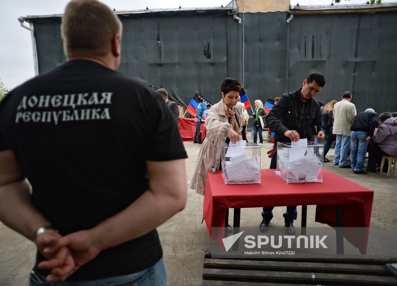 Residents of south-east Ukraine vote in referendum in Moscow