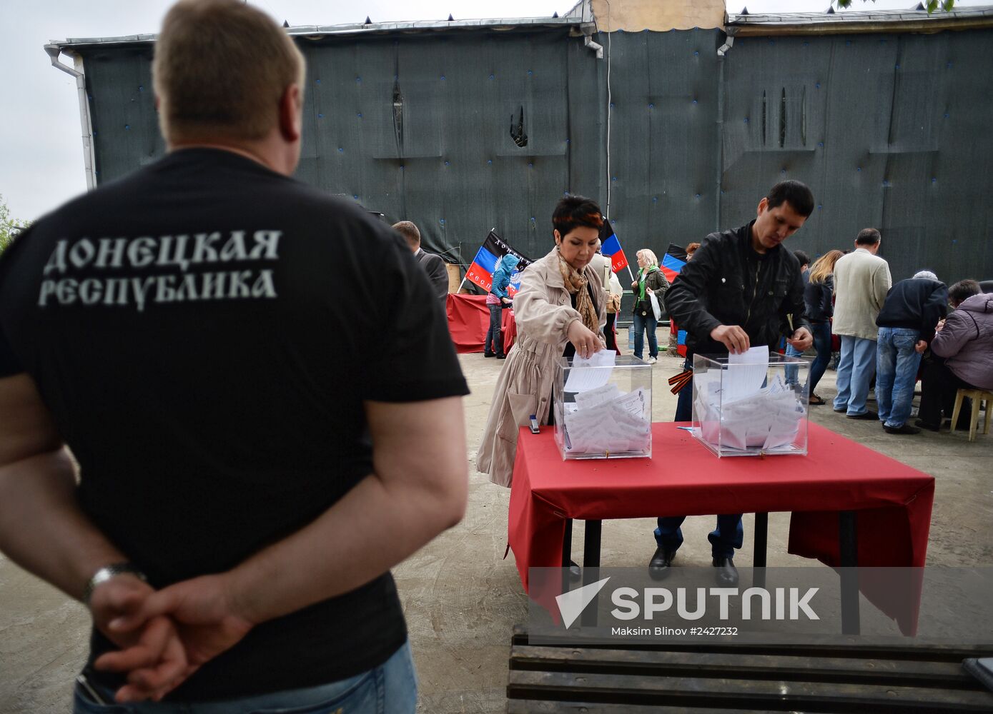 Residents of south-east Ukraine vote in referendum in Moscow