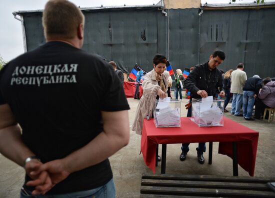 Residents of south-east Ukraine vote in referendum in Moscow