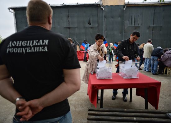 Residents of south-east Ukraine vote in referendum in Moscow