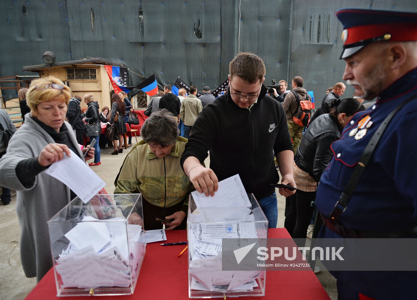 Residents of south-east Ukraine vote in referendum in Moscow