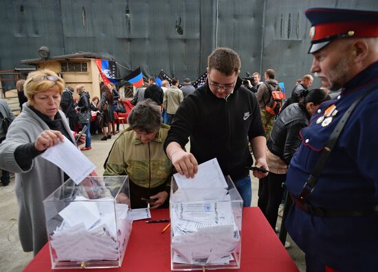 Residents of south-east Ukraine vote in referendum in Moscow