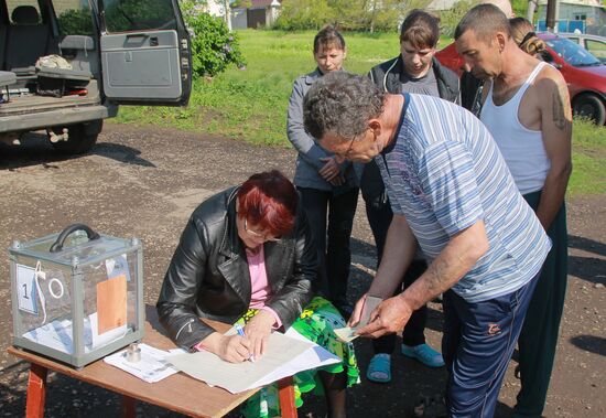 Donetsk and Lugansk regions hold referendum on self-determination