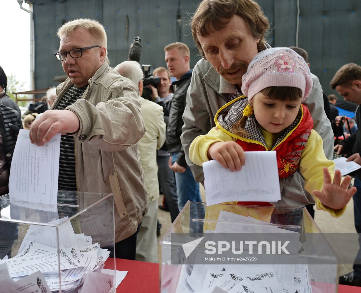 Residents of south-east Ukraine vote in referendum in Moscow
