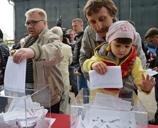 Residents of south-east Ukraine vote in referendum in Moscow