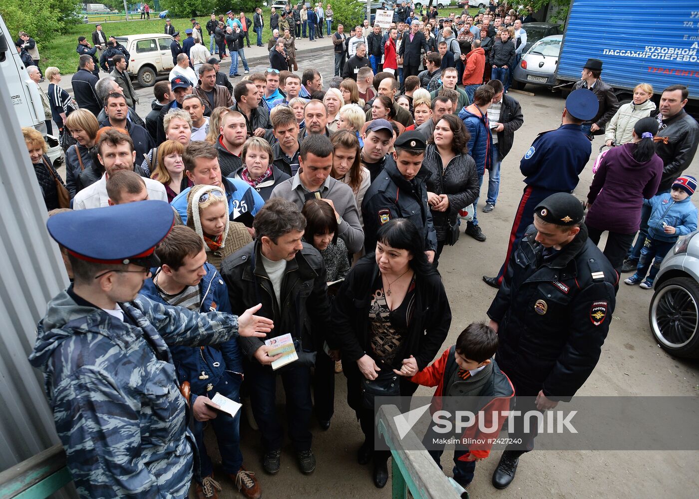 Residents of south-east Ukraine vote in referendum in Moscow
