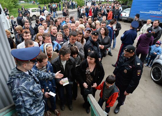 Residents of south-east Ukraine vote in referendum in Moscow