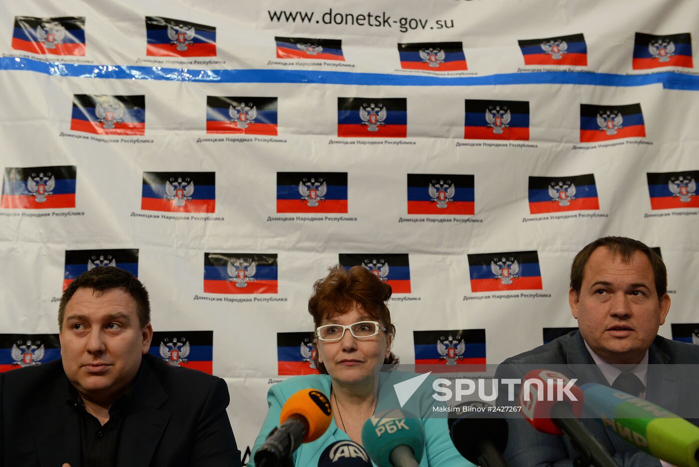 Residents of south-east Ukraine vote in referendum in Moscow