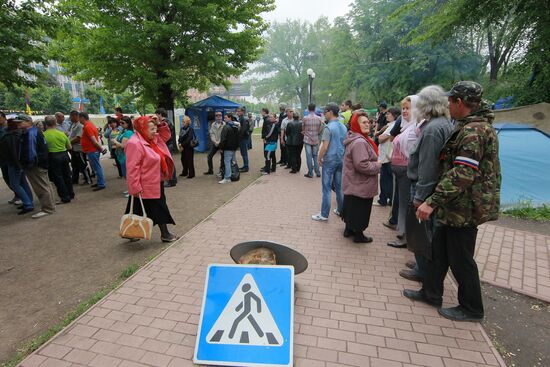 Donetsk and Lugansk regions hold referendum on self-determination
