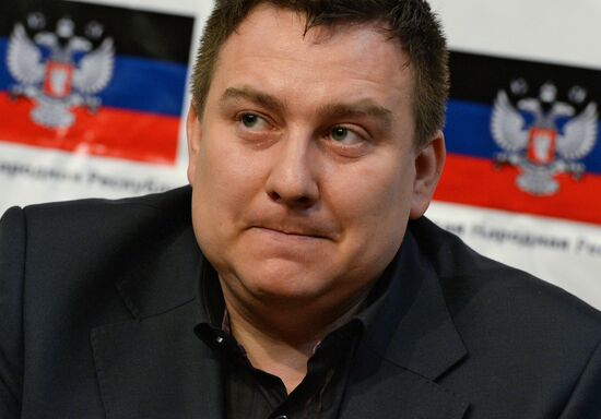 Residents of south-east Ukraine vote in referendum in Moscow
