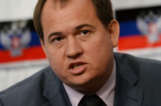Residents of south-east Ukraine vote in referendum in Moscow