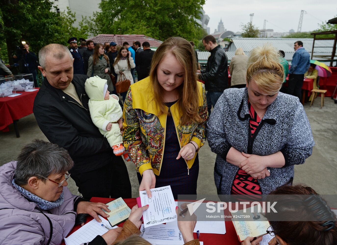 Residents of south-east Ukraine vote in referendum in Moscow
