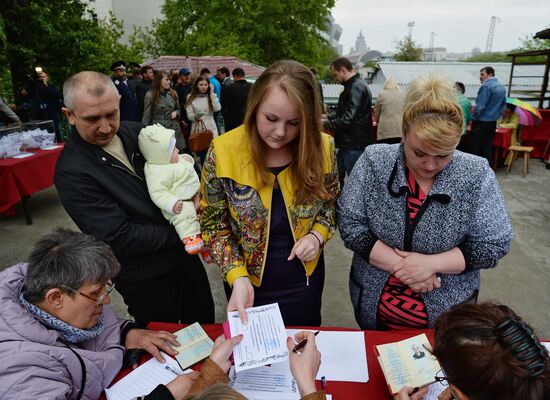 Residents of south-east Ukraine vote in referendum in Moscow