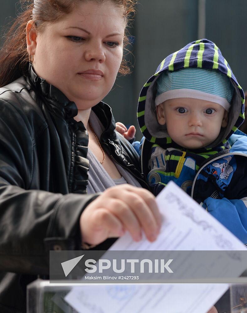 Residents of south-east Ukraine vote in referendum in Moscow