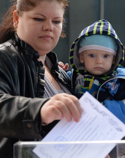 Residents of south-east Ukraine vote in referendum in Moscow