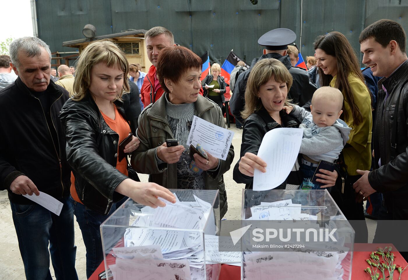 Residents of south-east Ukraine vote in referendum in Moscow