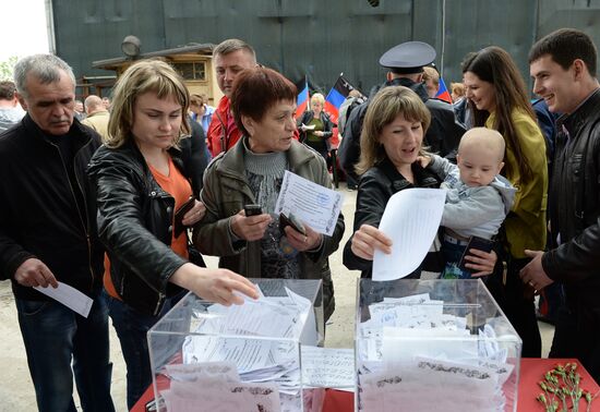 Residents of south-east Ukraine vote in referendum in Moscow
