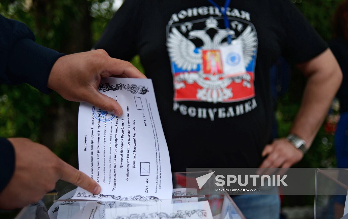 Residents of south-east Ukraine vote in referendum in Moscow