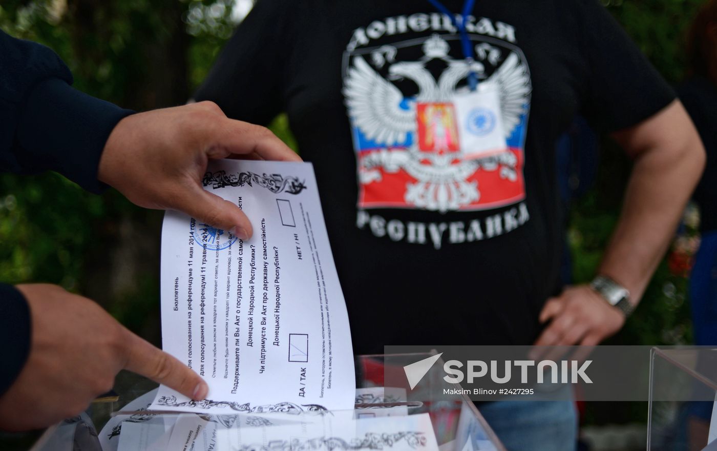 Residents of south-east Ukraine vote in referendum in Moscow