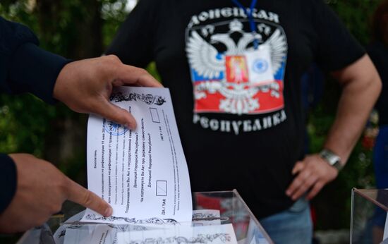 Residents of south-east Ukraine vote in referendum in Moscow
