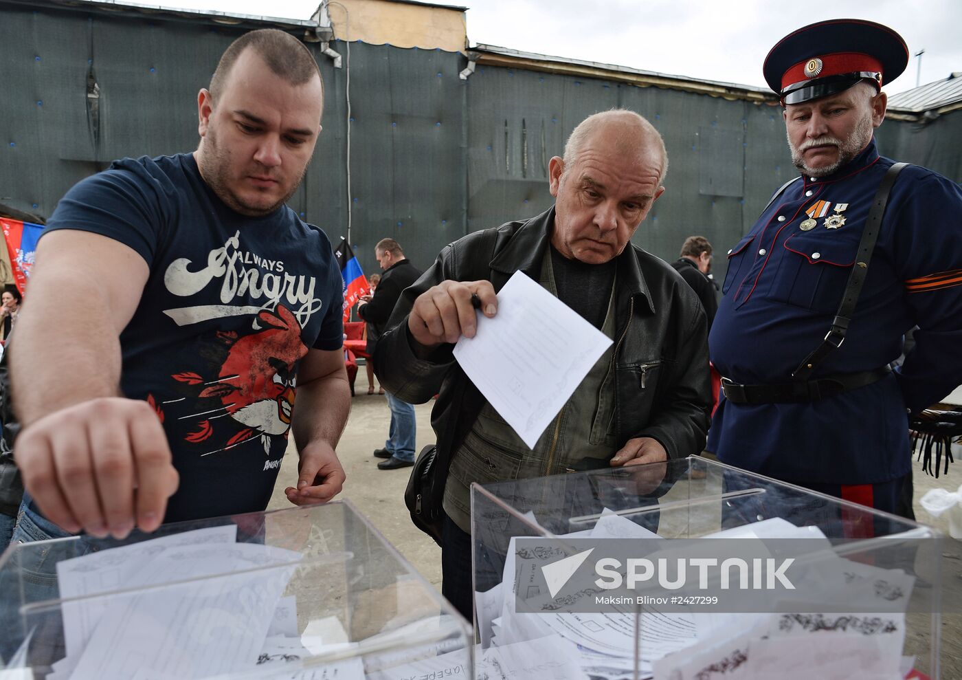 Residents of south-east Ukraine vote in referendum in Moscow