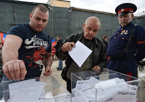 Residents of south-east Ukraine vote in referendum in Moscow