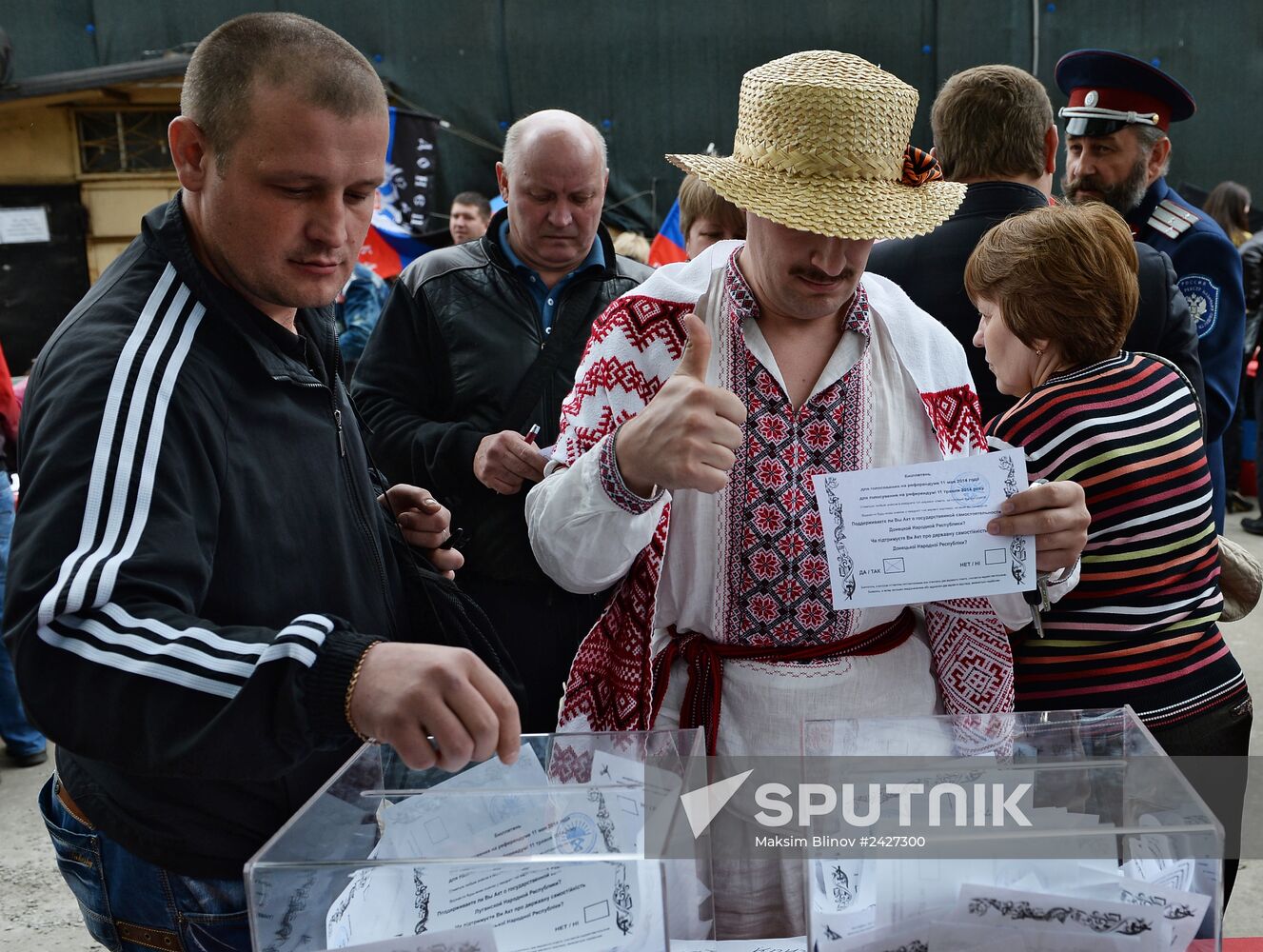 Residents of south-east Ukraine vote in referendum in Moscow