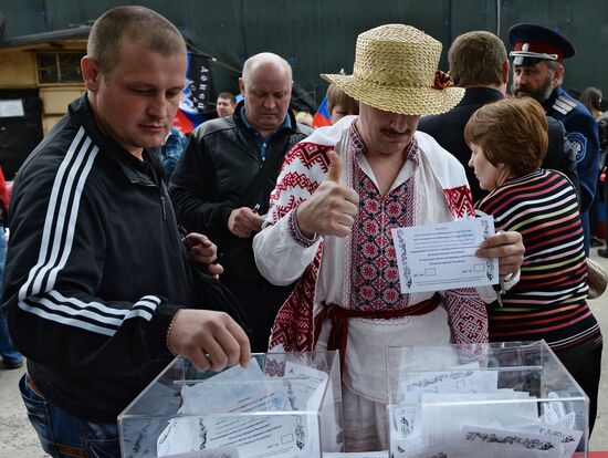Residents of south-east Ukraine vote in referendum in Moscow