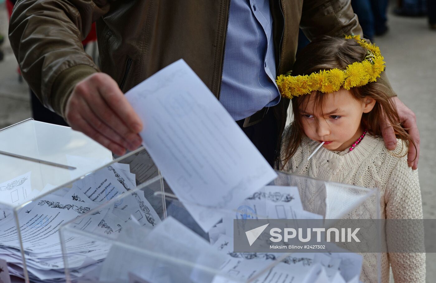 Residents of south-east Ukraine vote in referendum in Moscow