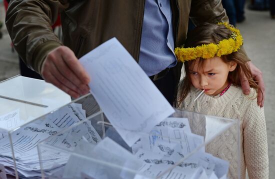 Residents of south-east Ukraine vote in referendum in Moscow