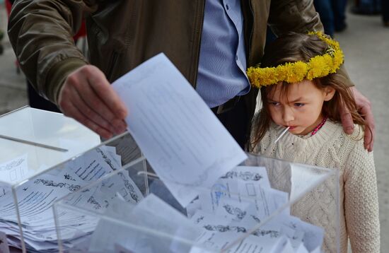 Residents of south-east Ukraine vote in referendum in Moscow