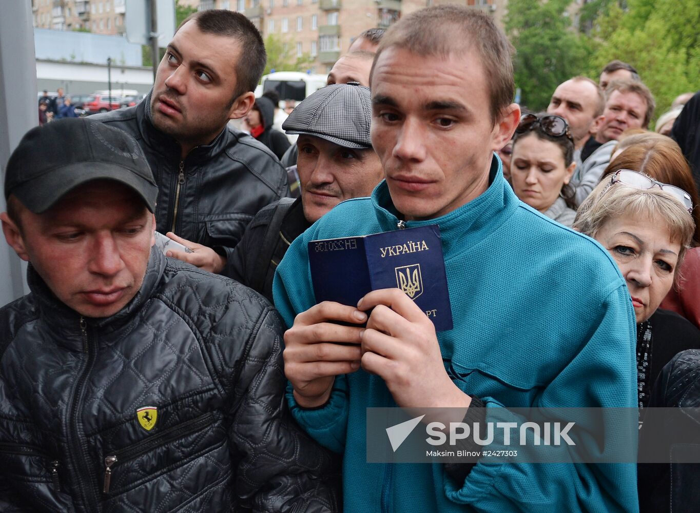 Residents of south-east Ukraine vote in referendum in Moscow